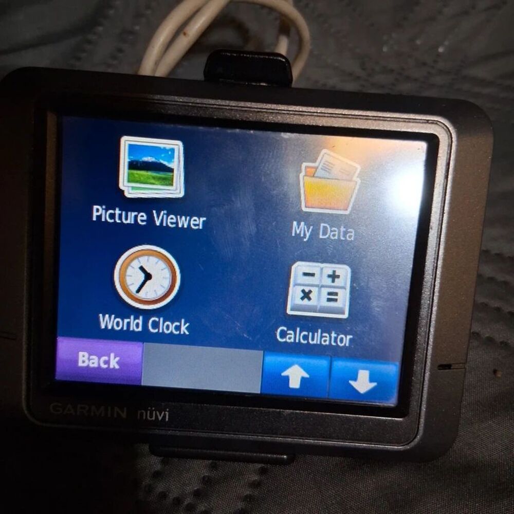 Garmin nuvi navigation GPS with charger and bracket for vehicle mount